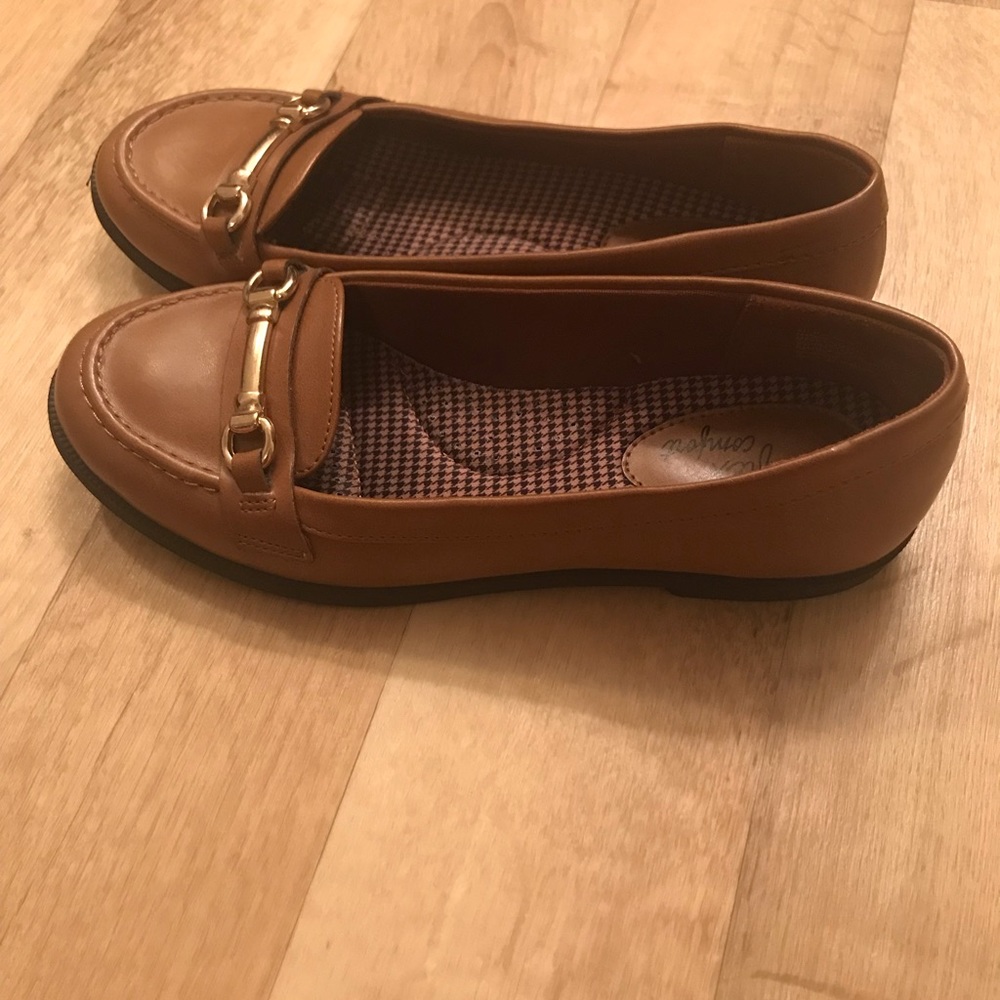Brown dress loafers. Size 6.